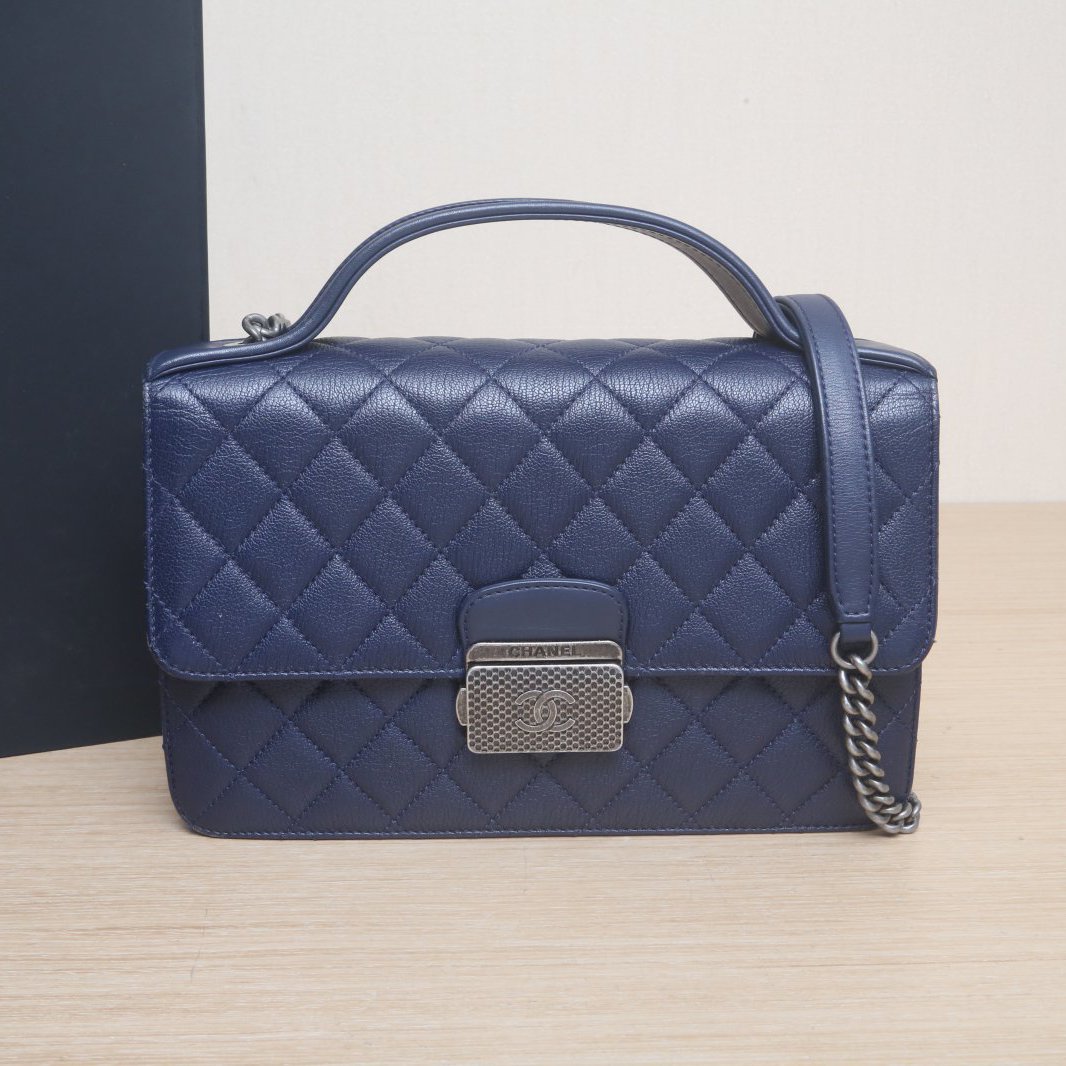 95新 Chanel/香奈儿 攀攀.蓝色 皮革C 23开 银扣 手柄 邮差包