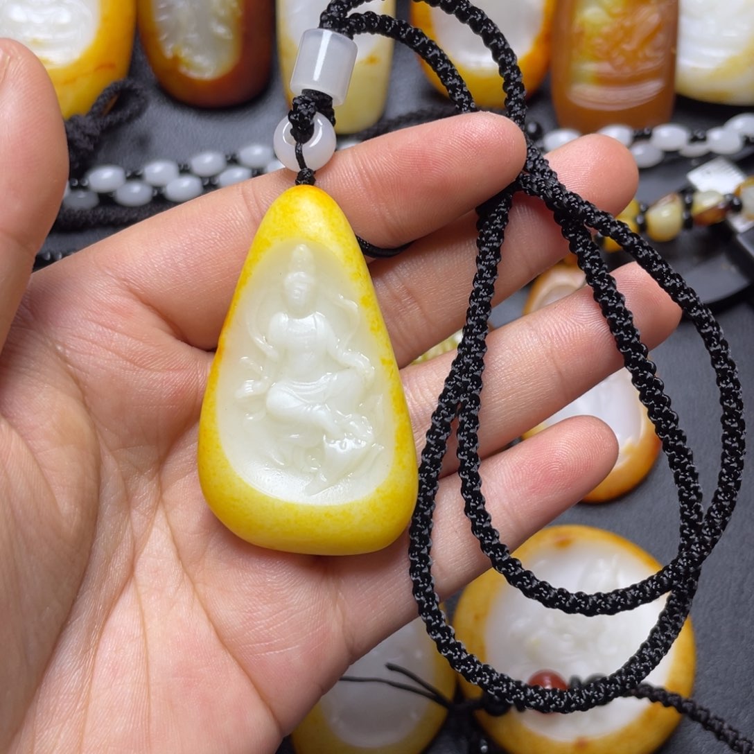 和田玉未镶嵌挂件中****。