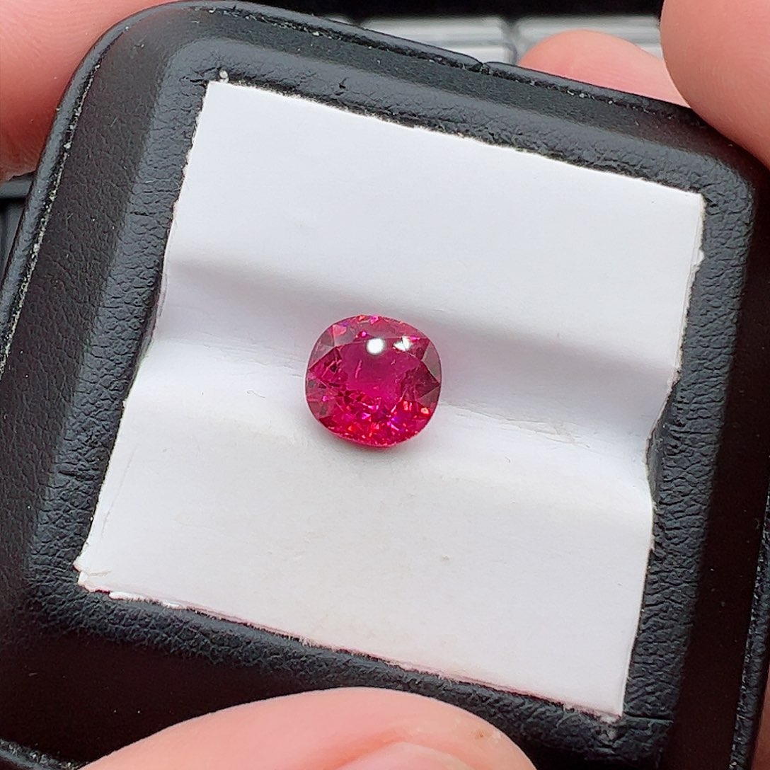 红色碧玺2,52克拉卢比来裸石未镶嵌