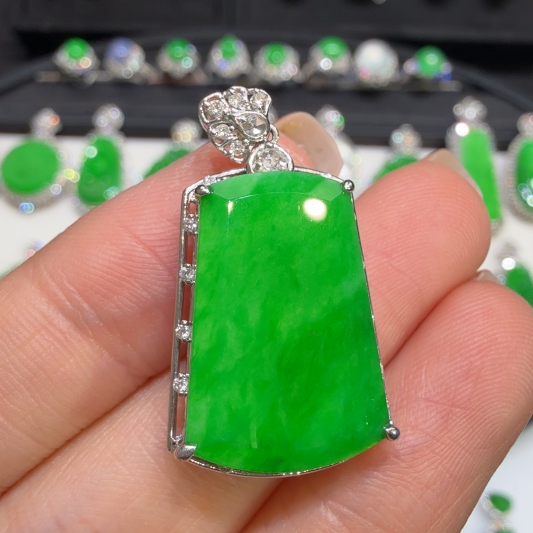 翡翠18K金镶嵌颈饰收到货48小时鉴赏期