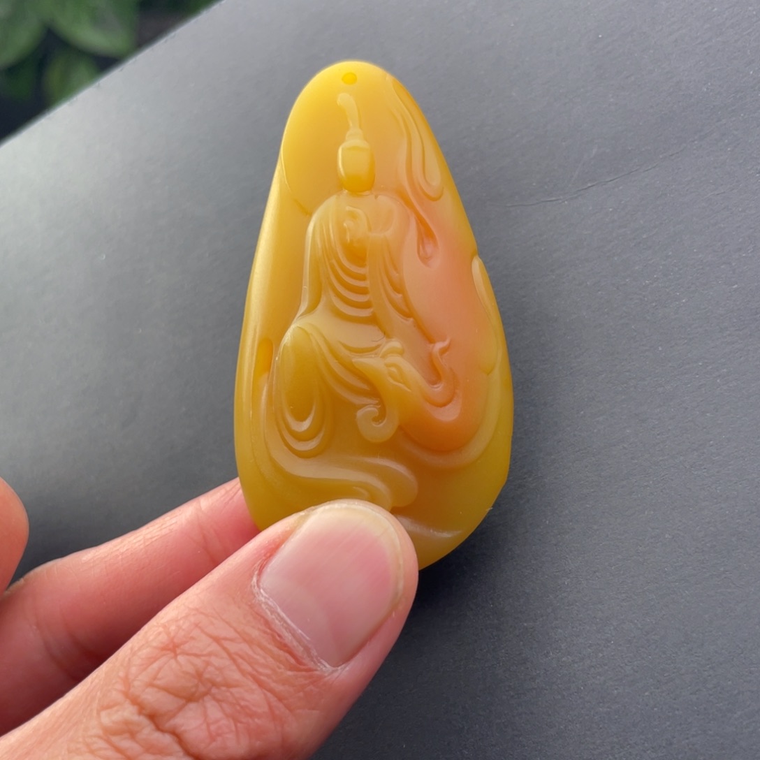 古***坤石英质玉未镶嵌黄蜡石挂件