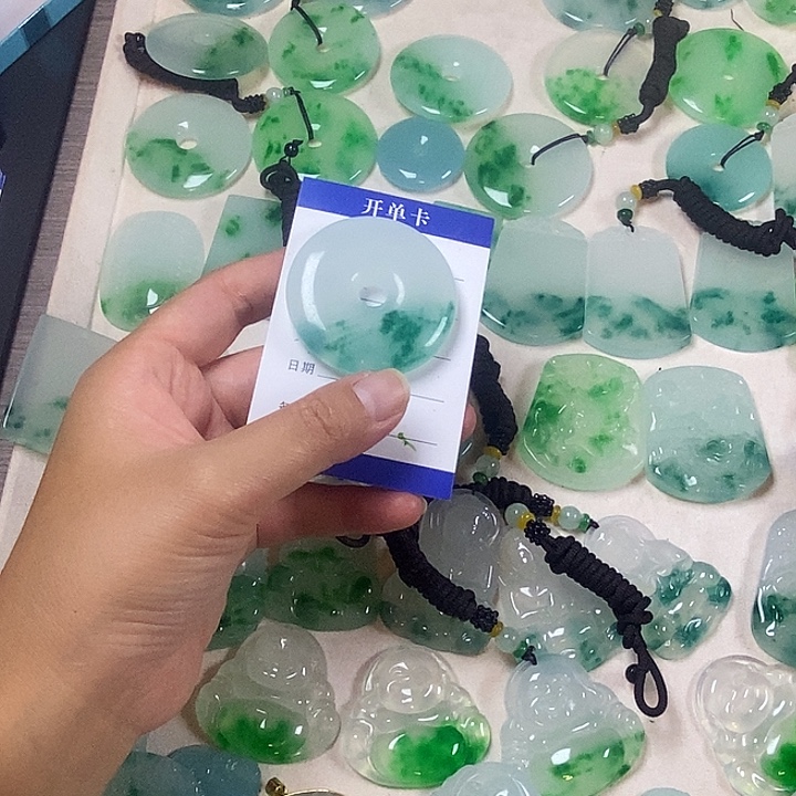 欣***敏翡翠未镶嵌颈饰匸平扣