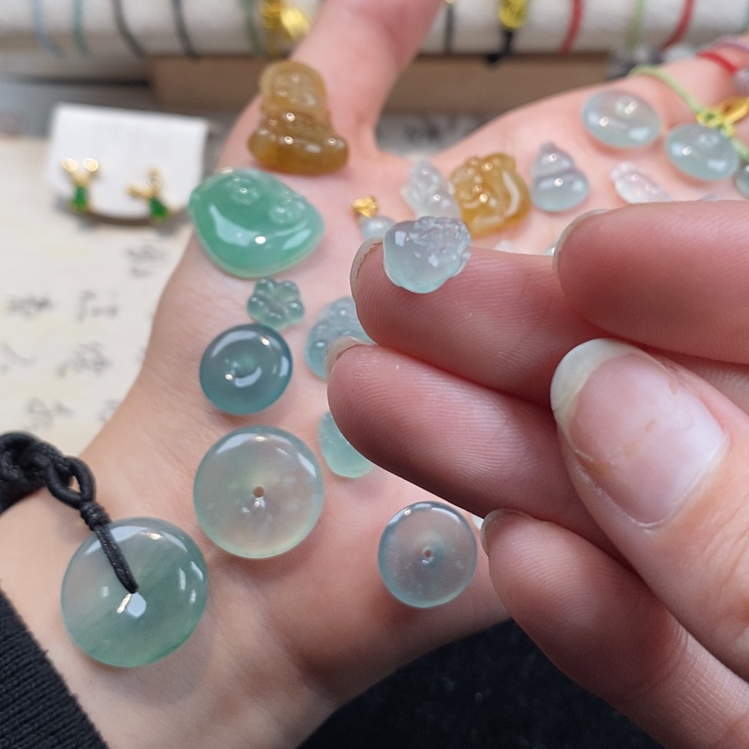 翡翠颈饰未镶嵌天然翡翠