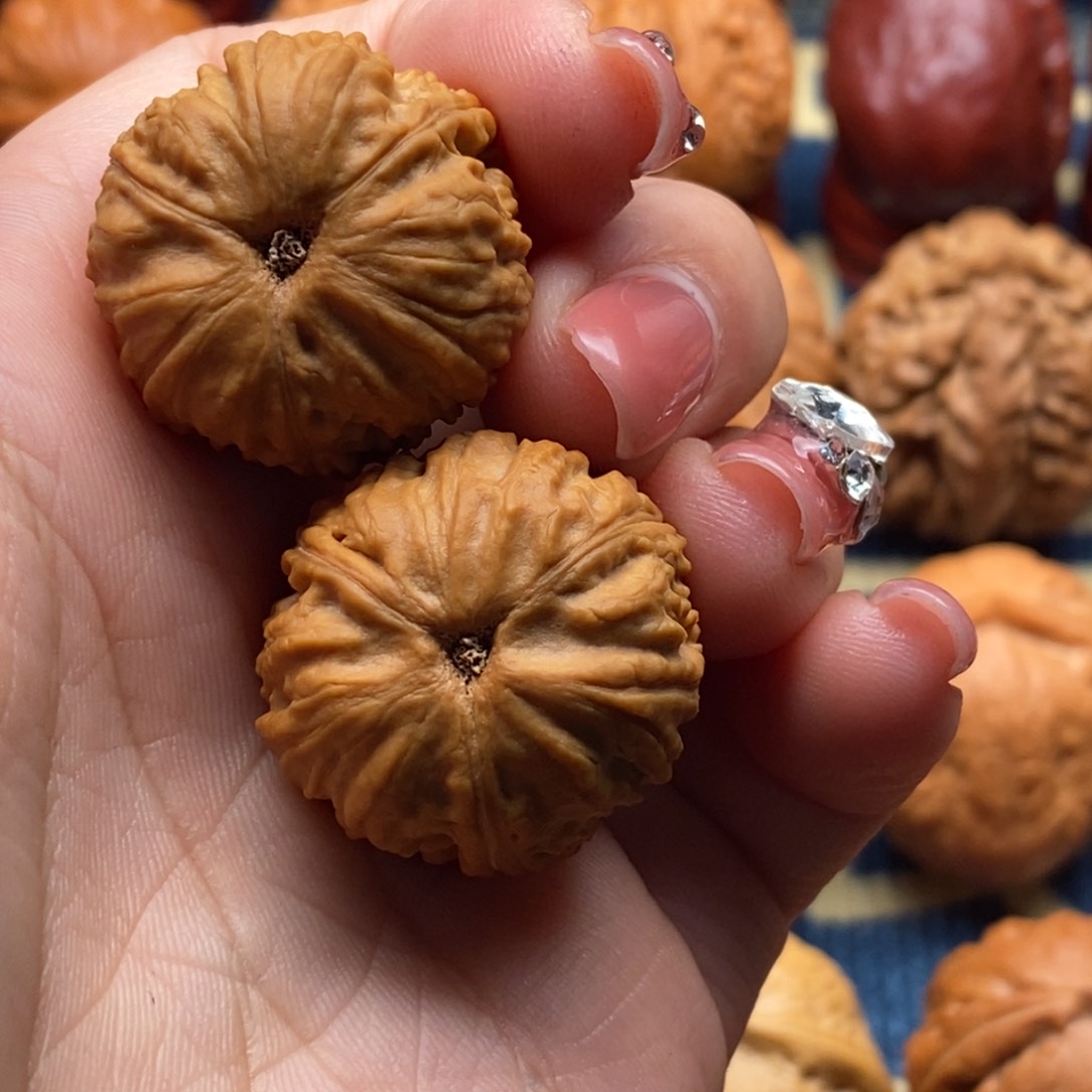 文玩核桃把件_*精品小手捻