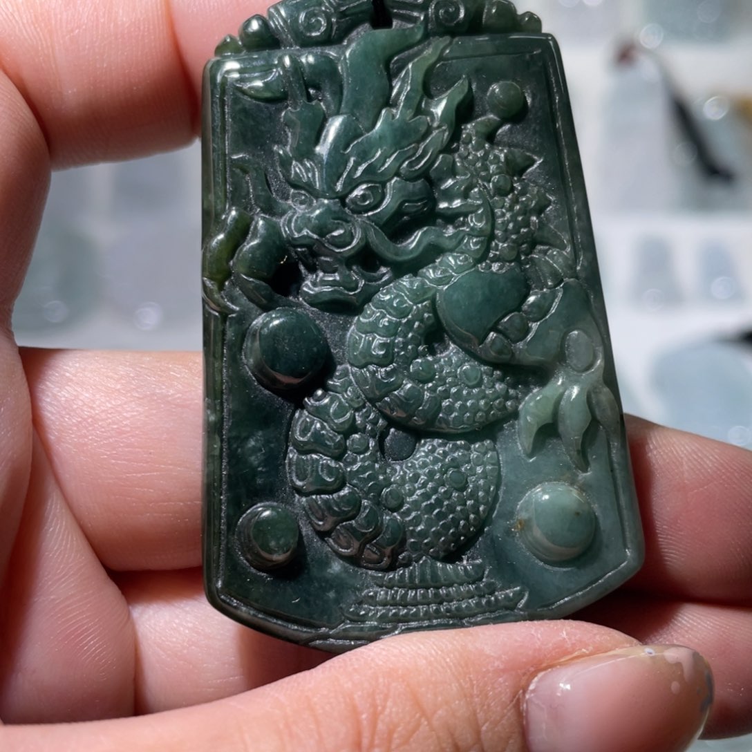 翡翠未镶嵌颈饰龙牌