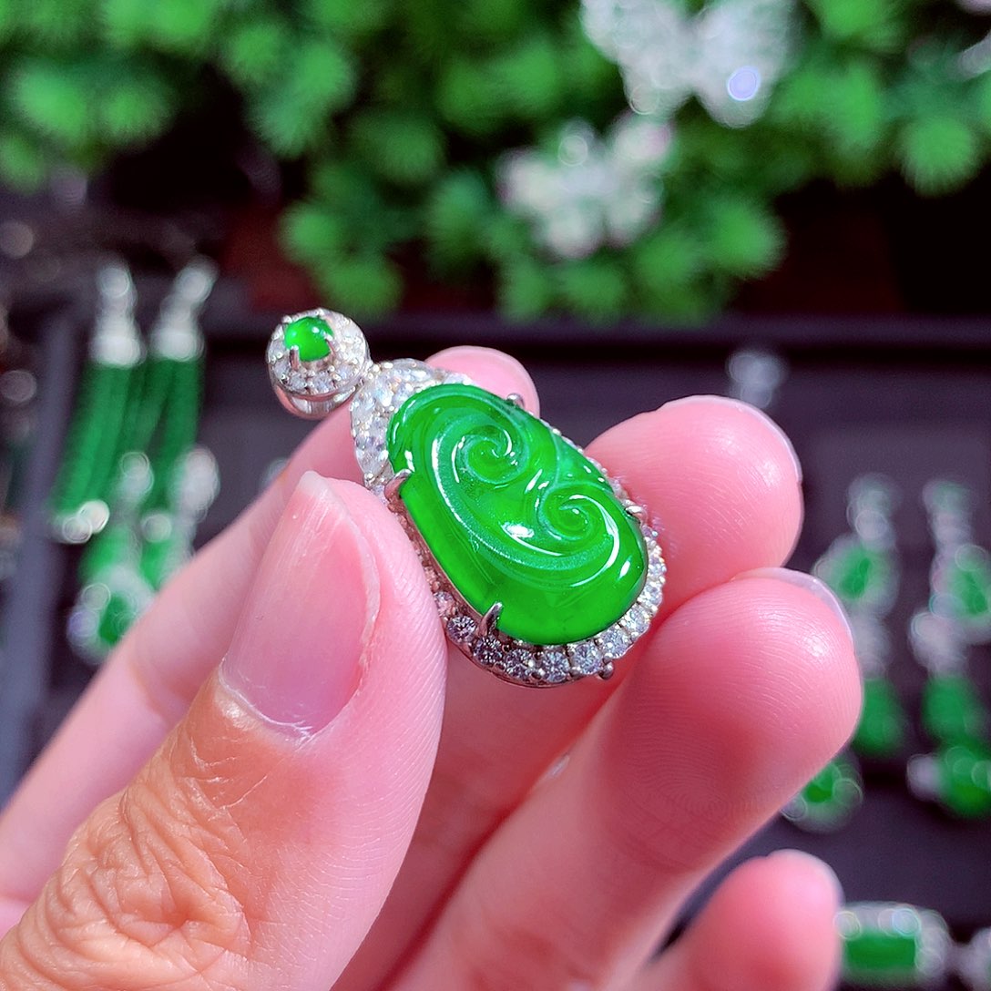 颈饰未镶嵌翡翠天然