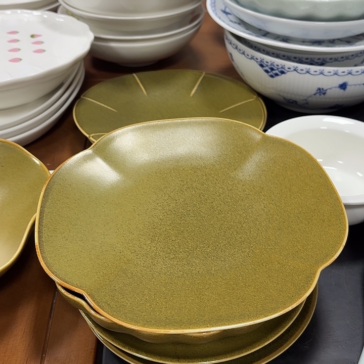 茶叶末无极四方盘。    