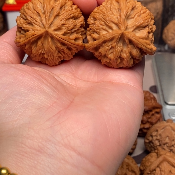 文玩核桃吊坠何****。苹果奔