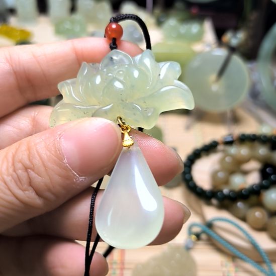 蛇纹石玉未镶嵌颈饰