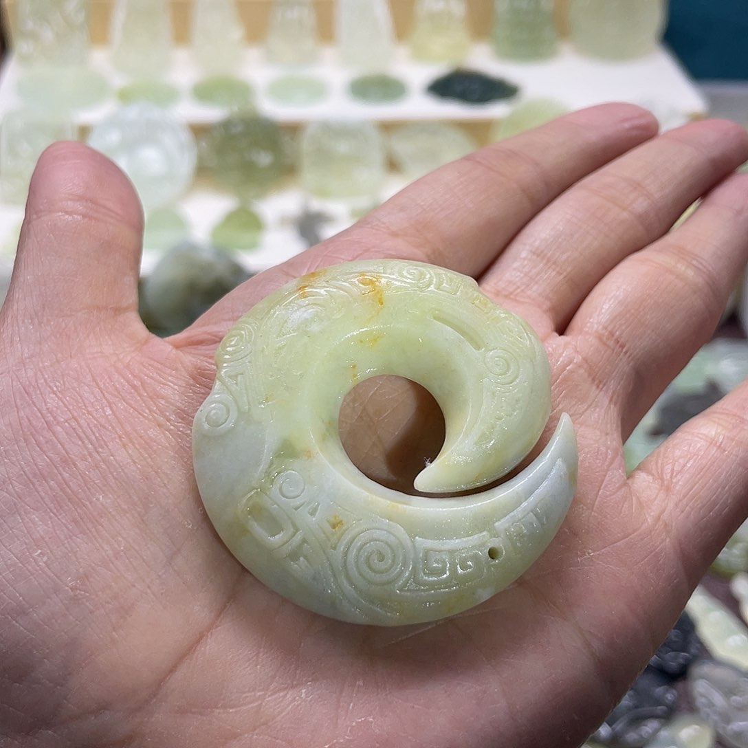 蛇纹石玉颈饰未镶嵌