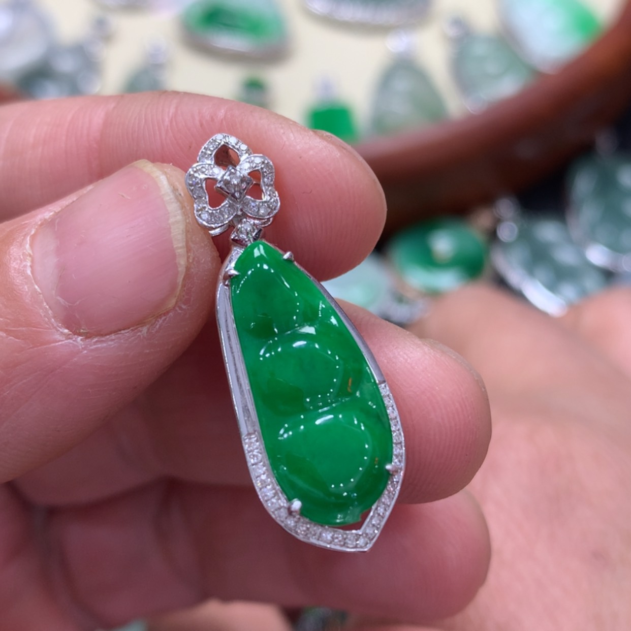 【闪购商品】翡翠颈饰18K金镶嵌豆子