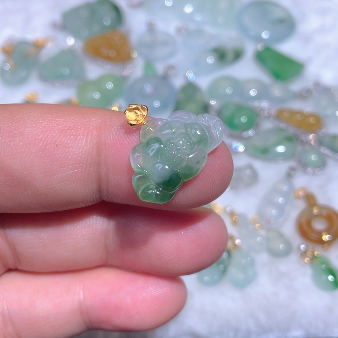 翡翠18K金镶嵌颈饰