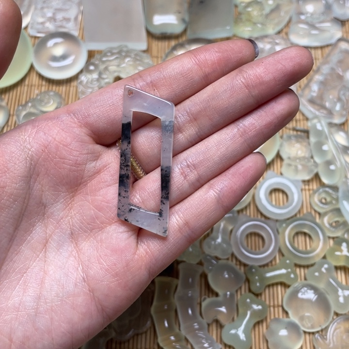 蛇纹石玉颈饰未镶嵌