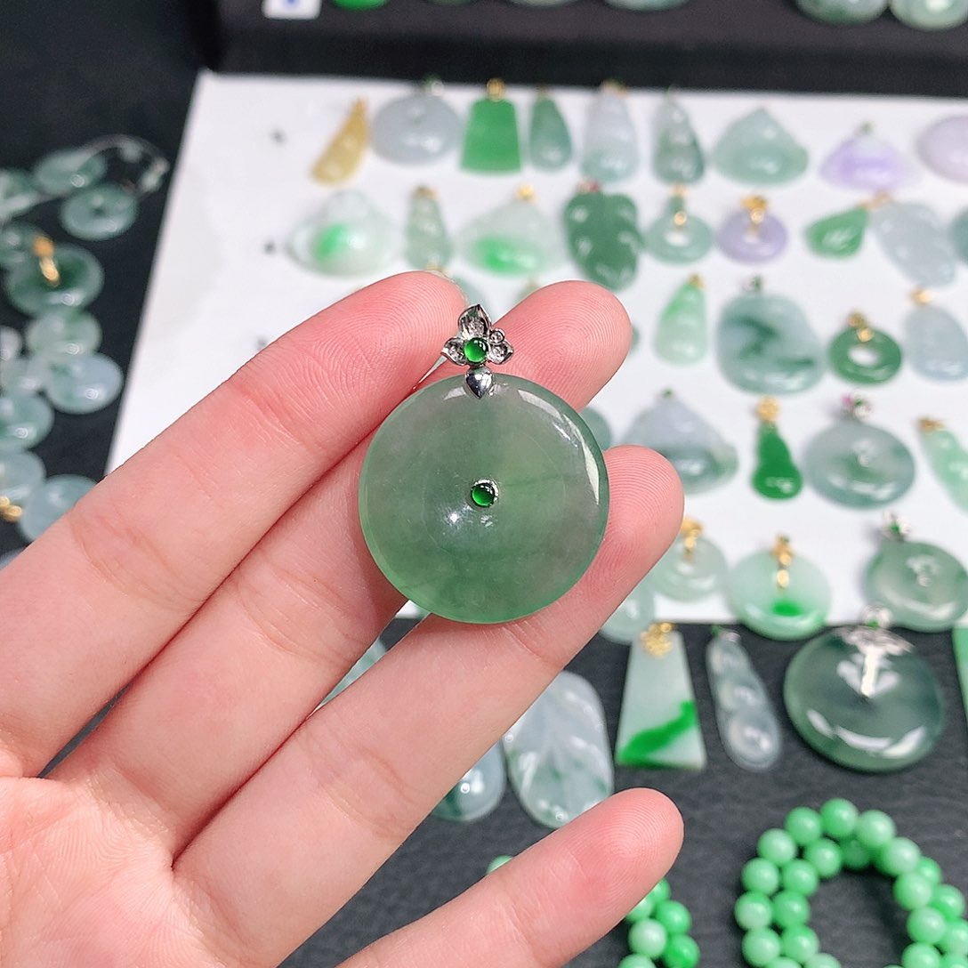 翡翠颈饰未镶嵌翡翠