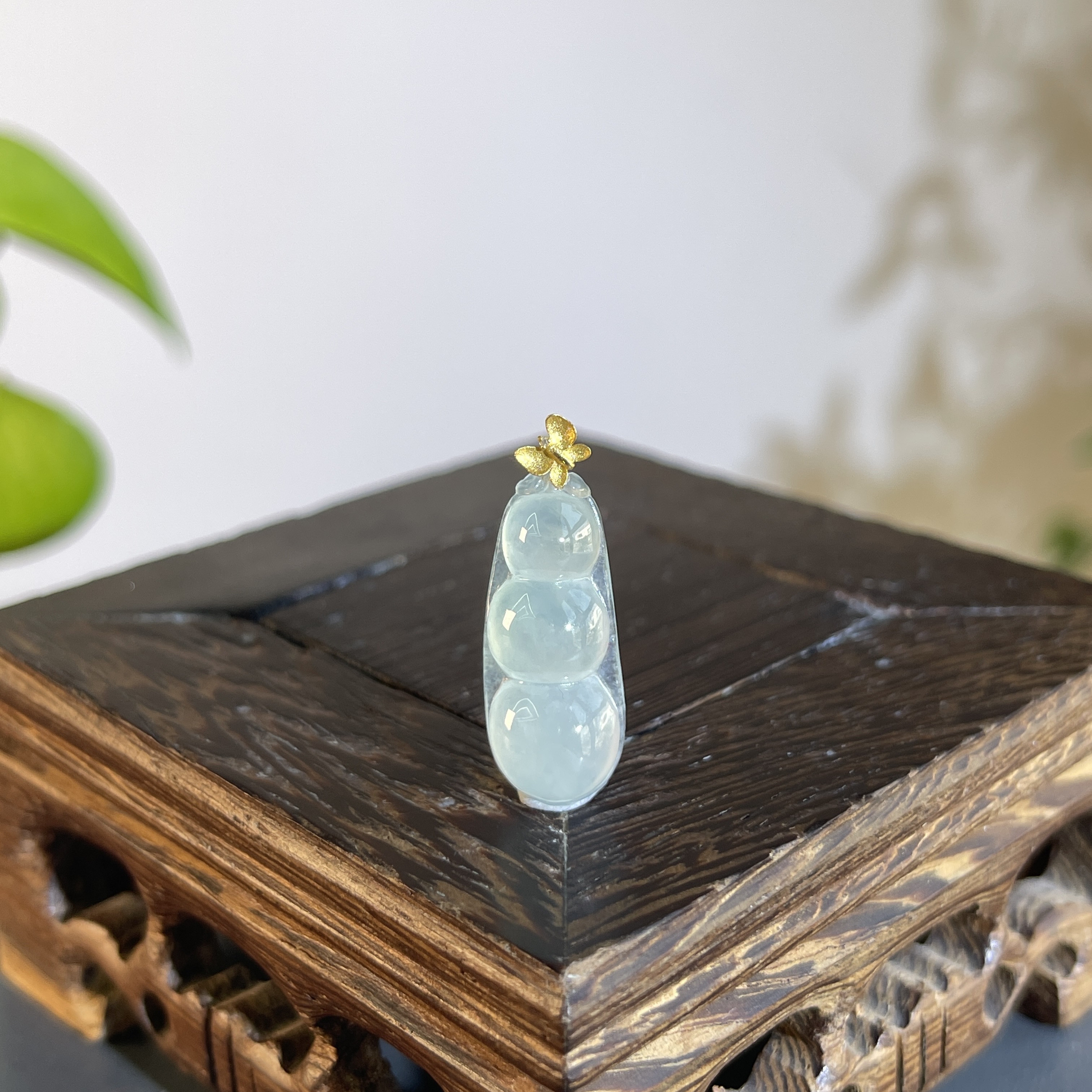 JCB17-40   天然缅甸A货翡翠   18K扣头福豆