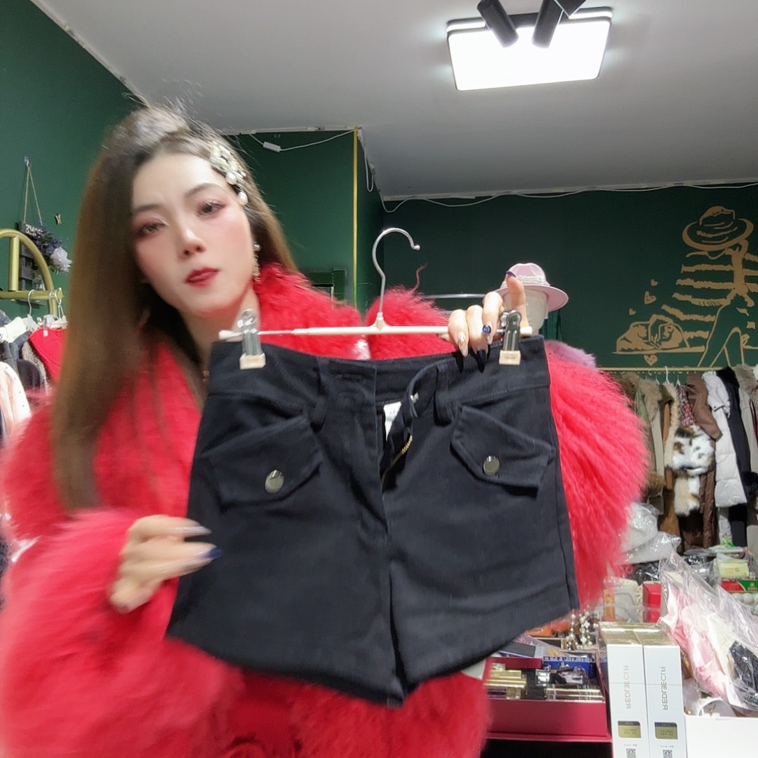 四季款黑色高腰短裤
