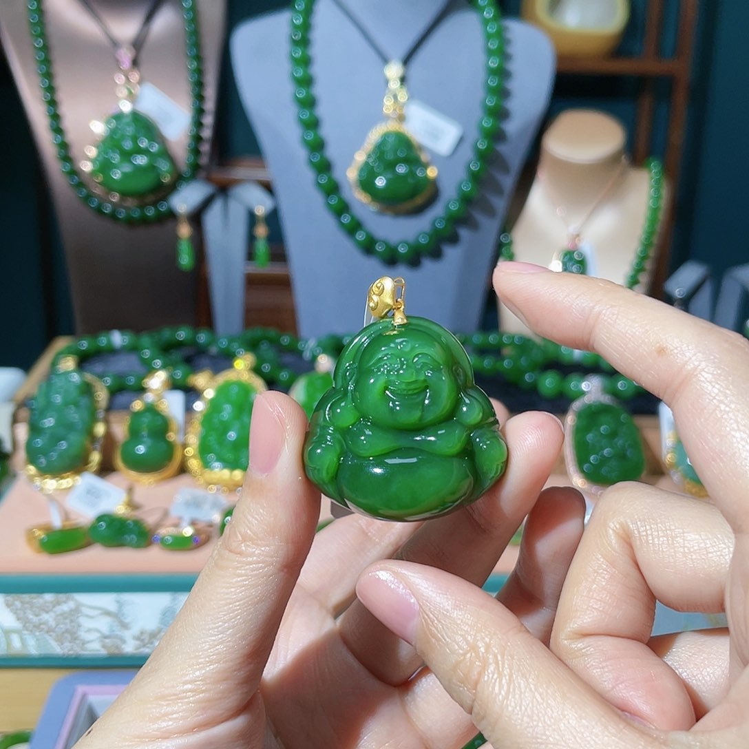 和田玉（碧玉）吊坠18K金镶嵌菩*