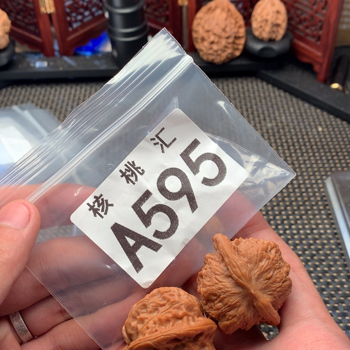 文玩核桃吊坠红锦鲤