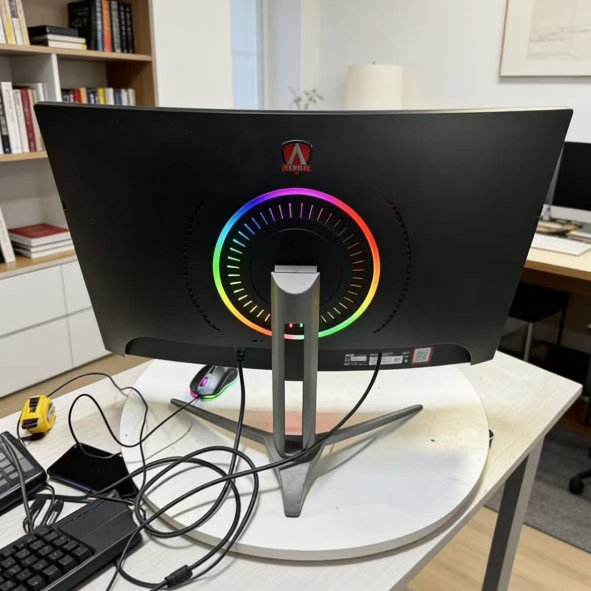 9新 AOC 爱攻三-32寸2k155hz曲面无边框电竞吃鸡显示器可升降旋转