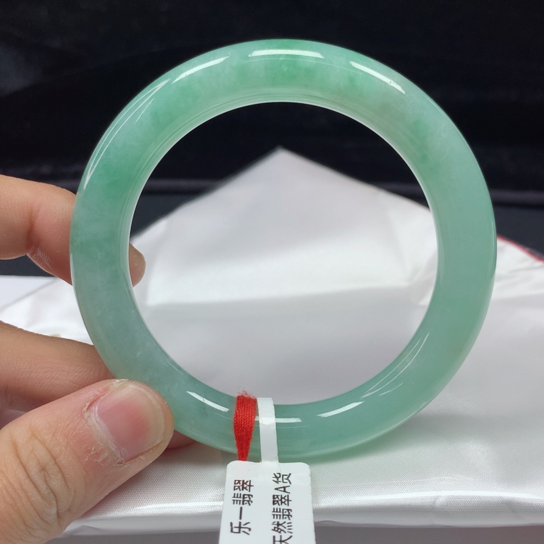 翡翠手镯（圆镯）未镶嵌56.2