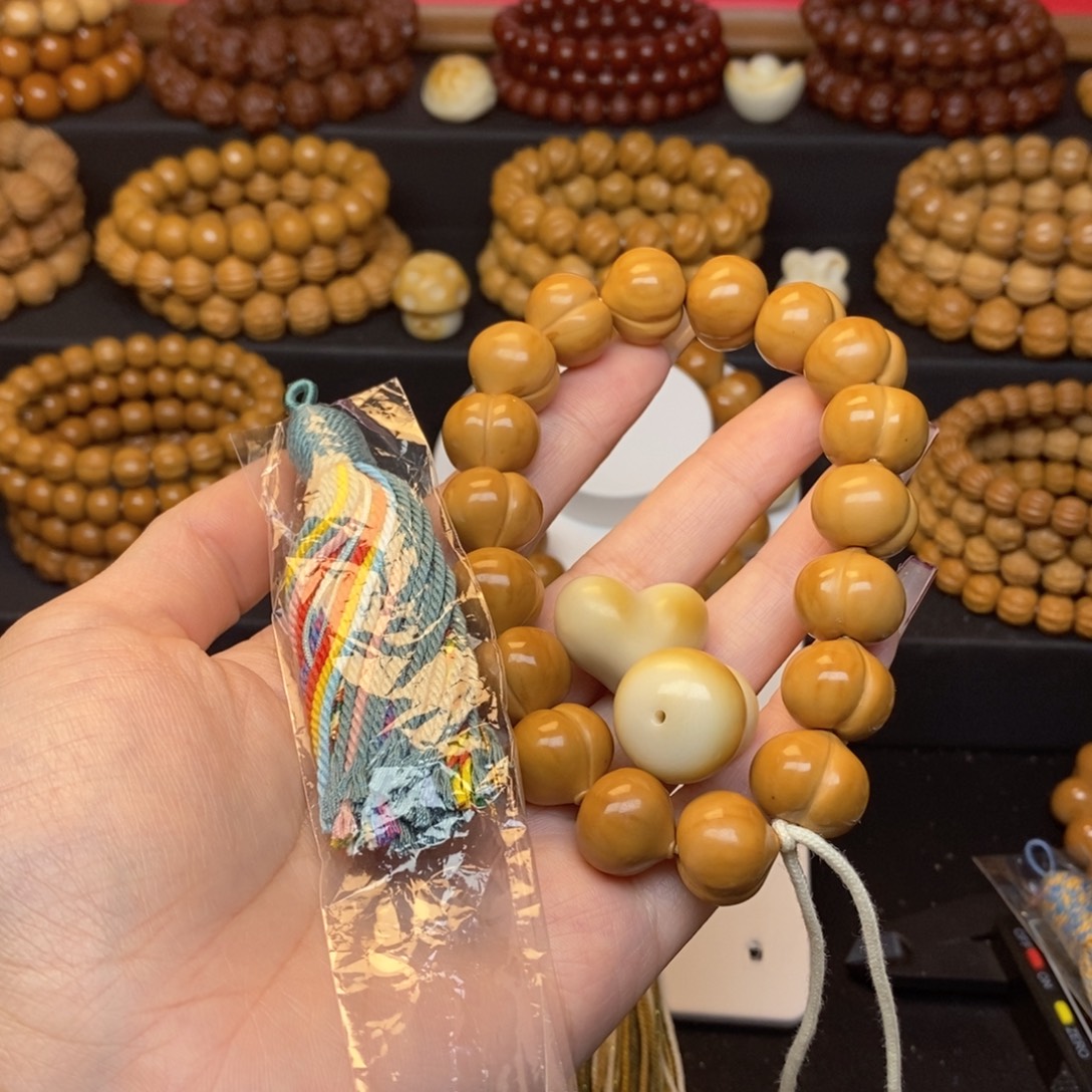 A***.吊坠猴头核桃微瑕屁桃➕配饰两颗➕流苏