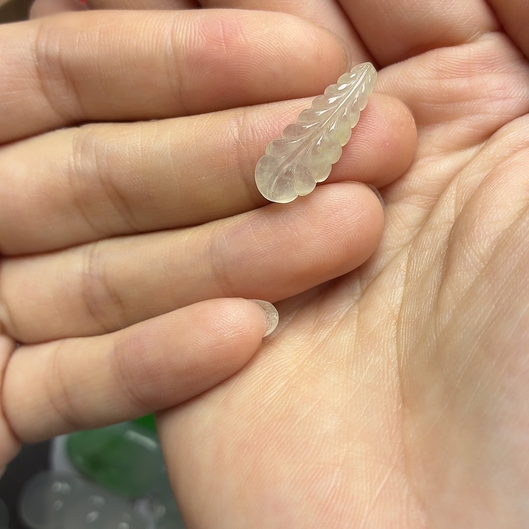翡翠未镶嵌颈饰羽毛
