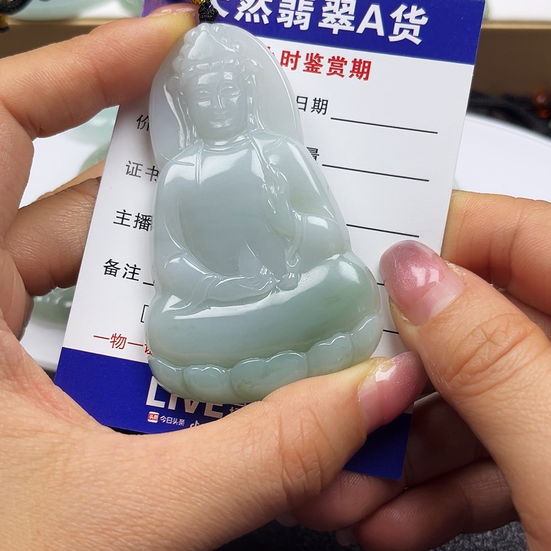 翡翠未镶嵌颈饰     