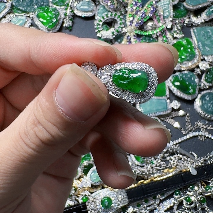 翡翠颈饰未镶嵌天然A货翡翠放漏