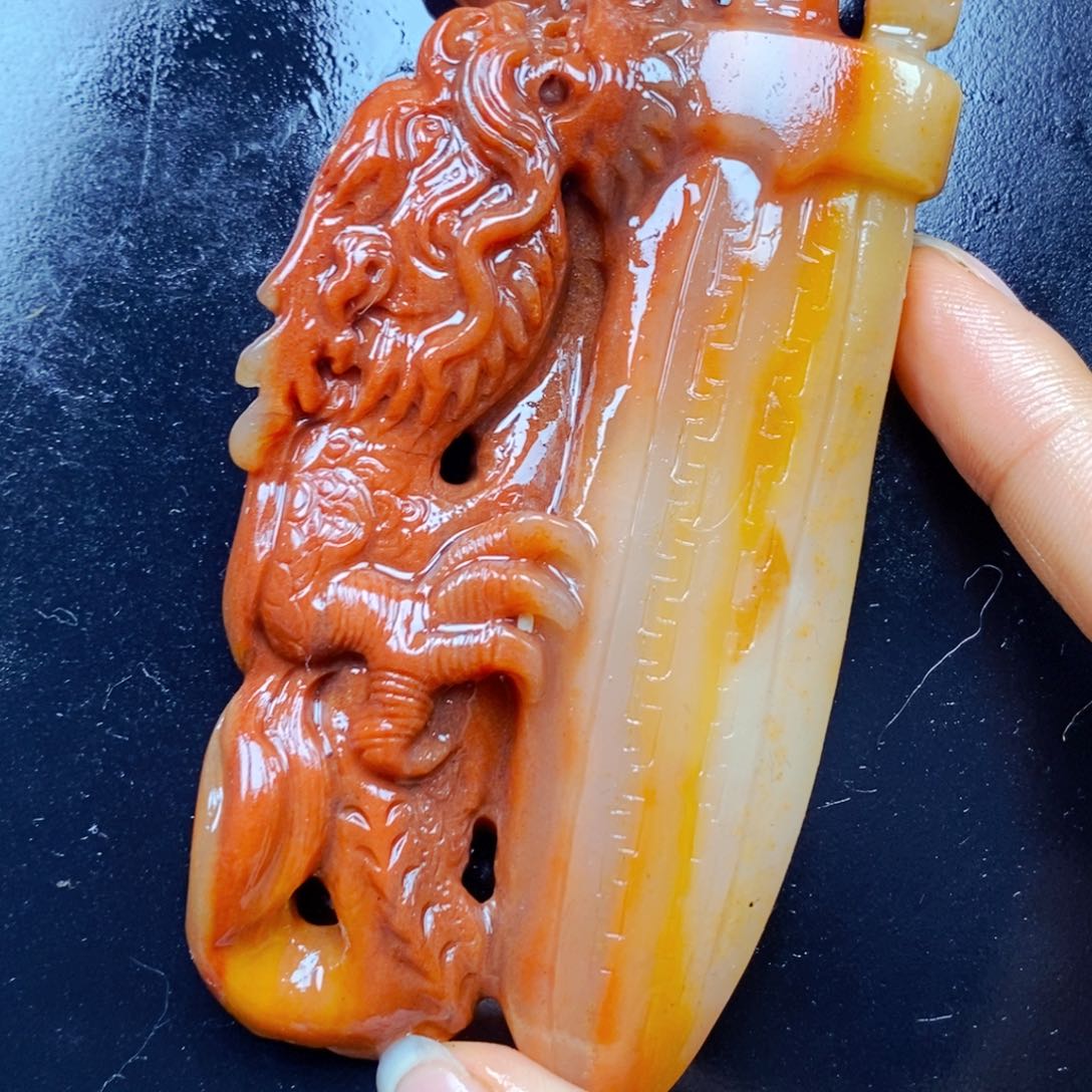未镶嵌石英质玉（黄龙玉）颈饰