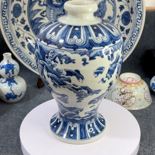 老***赵壶一个青花留白龙纹梅瓶