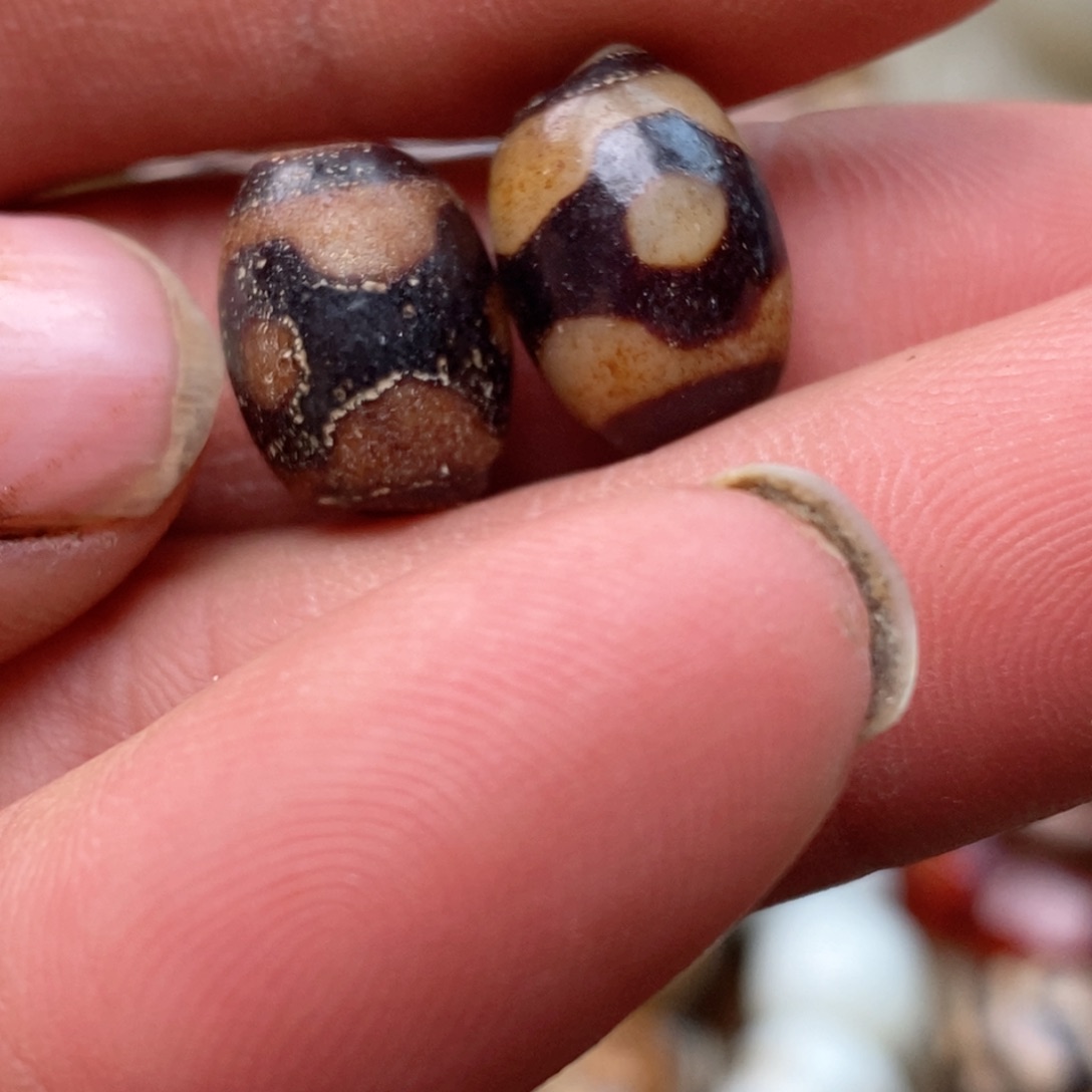 DIY琉璃珠子的颜色是蓝色