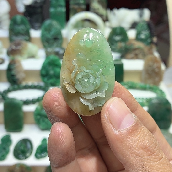独山玉未镶嵌颈饰品质特色牡丹花