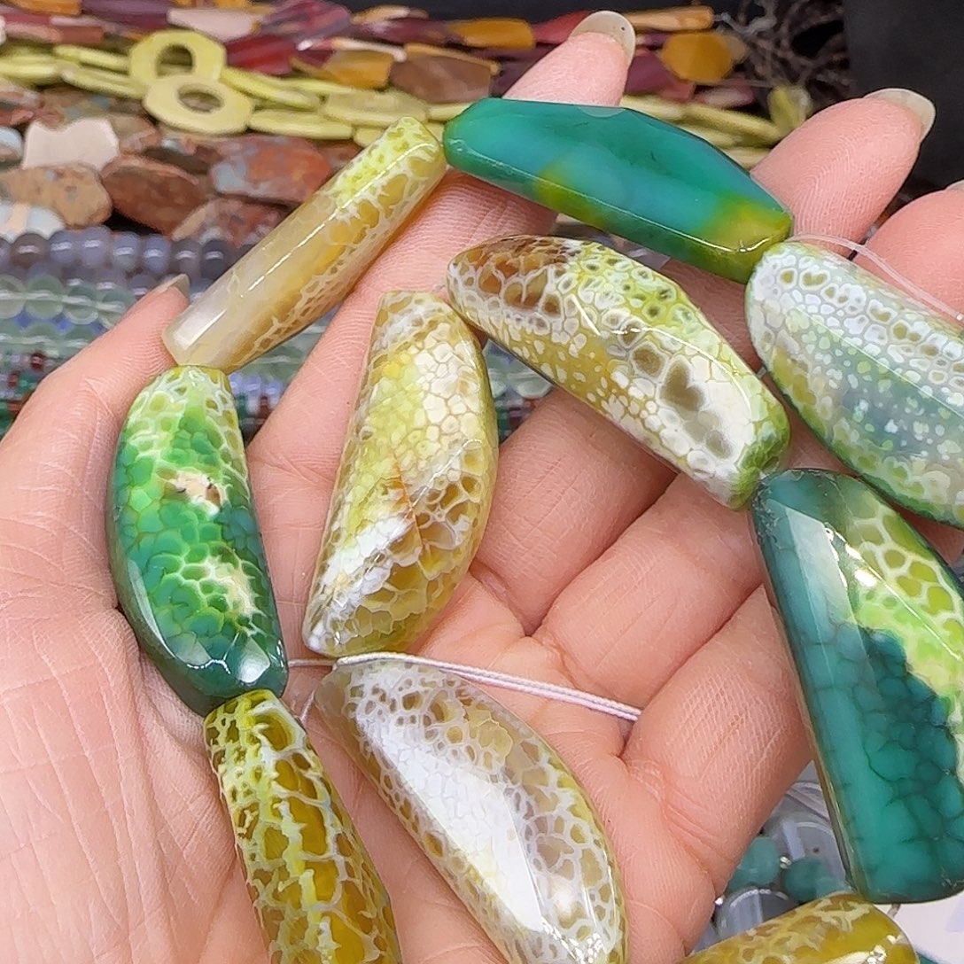 玛瑙/玉髓合金珠宝半成品龙陵黄绿玛瑙月牙一条