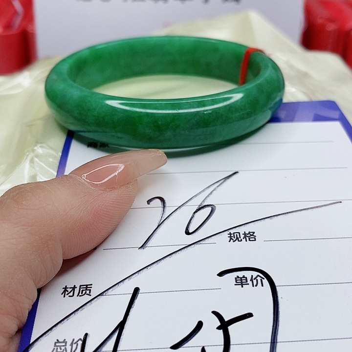 翡翠手镯未镶嵌翡翠