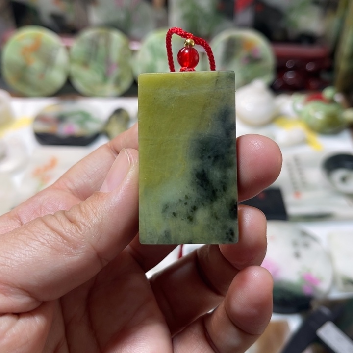 独山玉未镶嵌颈饰