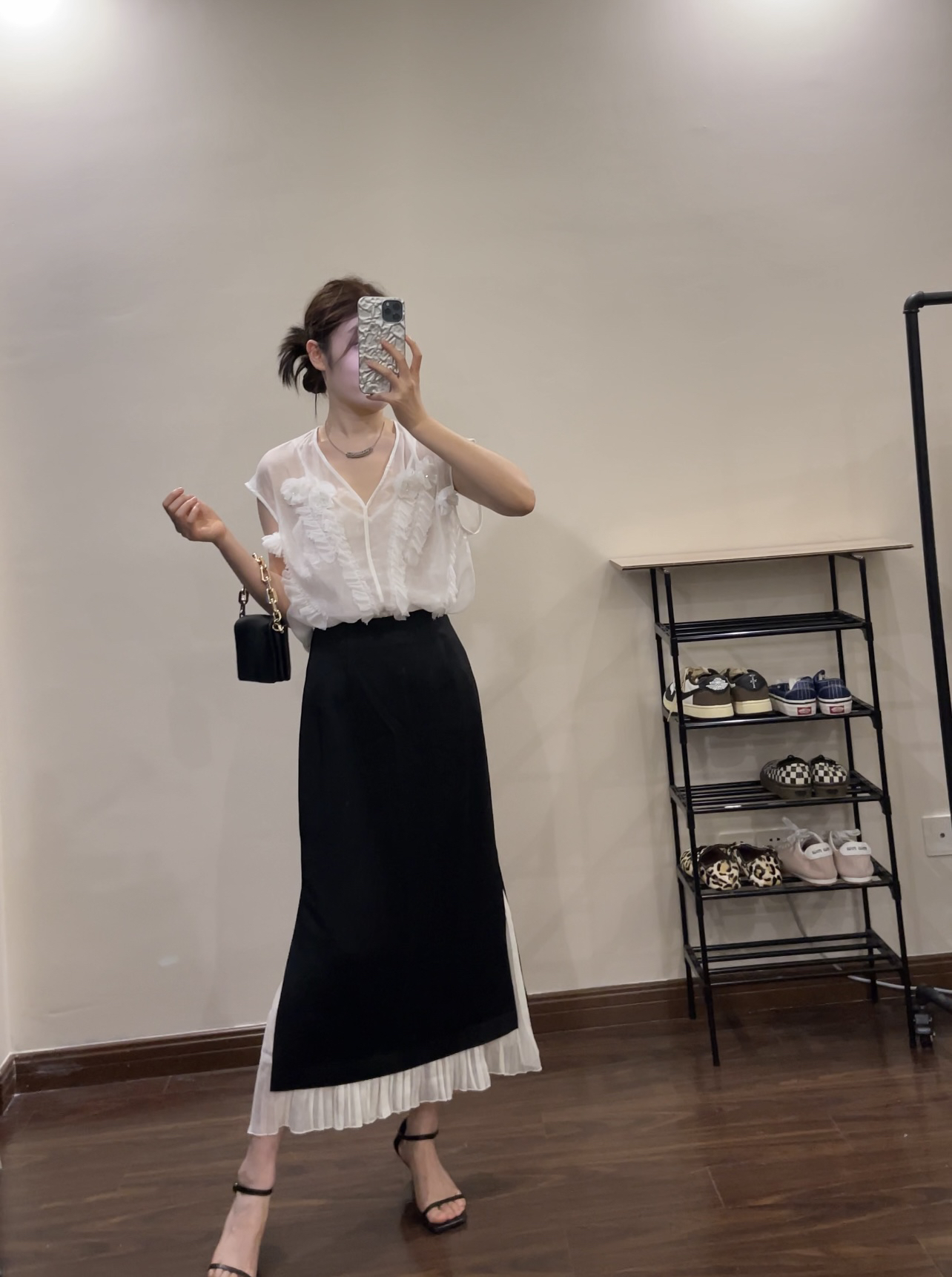 两色刺绣暗花薄薄V领小花朵两件套上衣