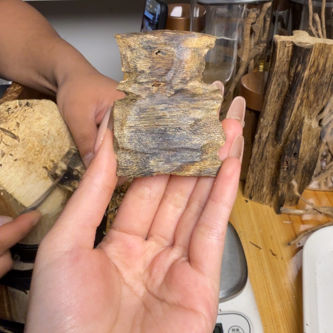 沉香蓝宝石颗粒8.5克