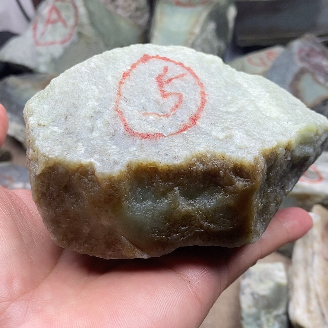 和田玉（糖玉）未镶嵌珠宝奇石