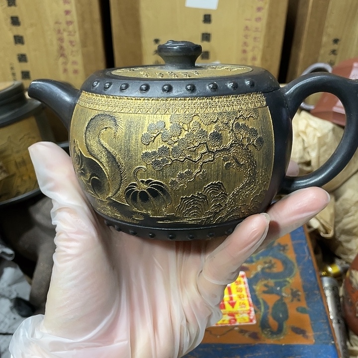茶壶紫砂原矿泥料手工制作的一把紫砂壶。