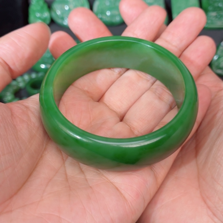 月***兮和田玉（碧玉）未镶嵌手镯