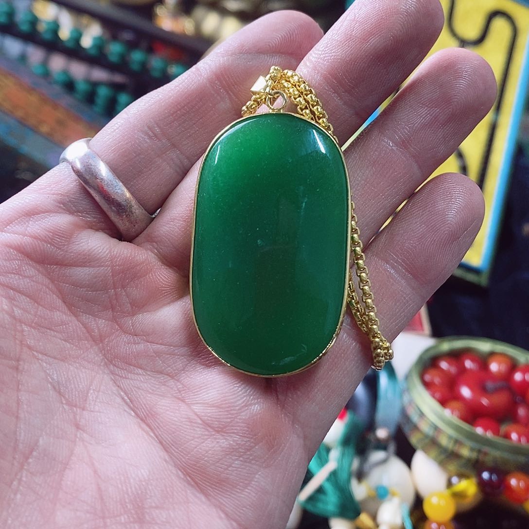 翡翠胸饰未镶嵌摆件的时候要小心的哈不要