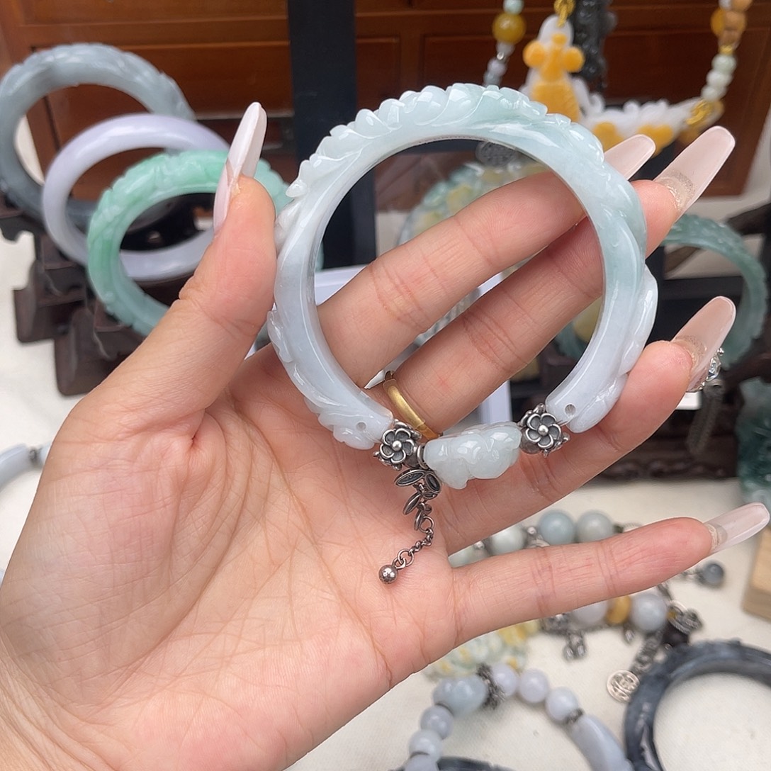 凉***°翡翠未镶嵌手链手镯