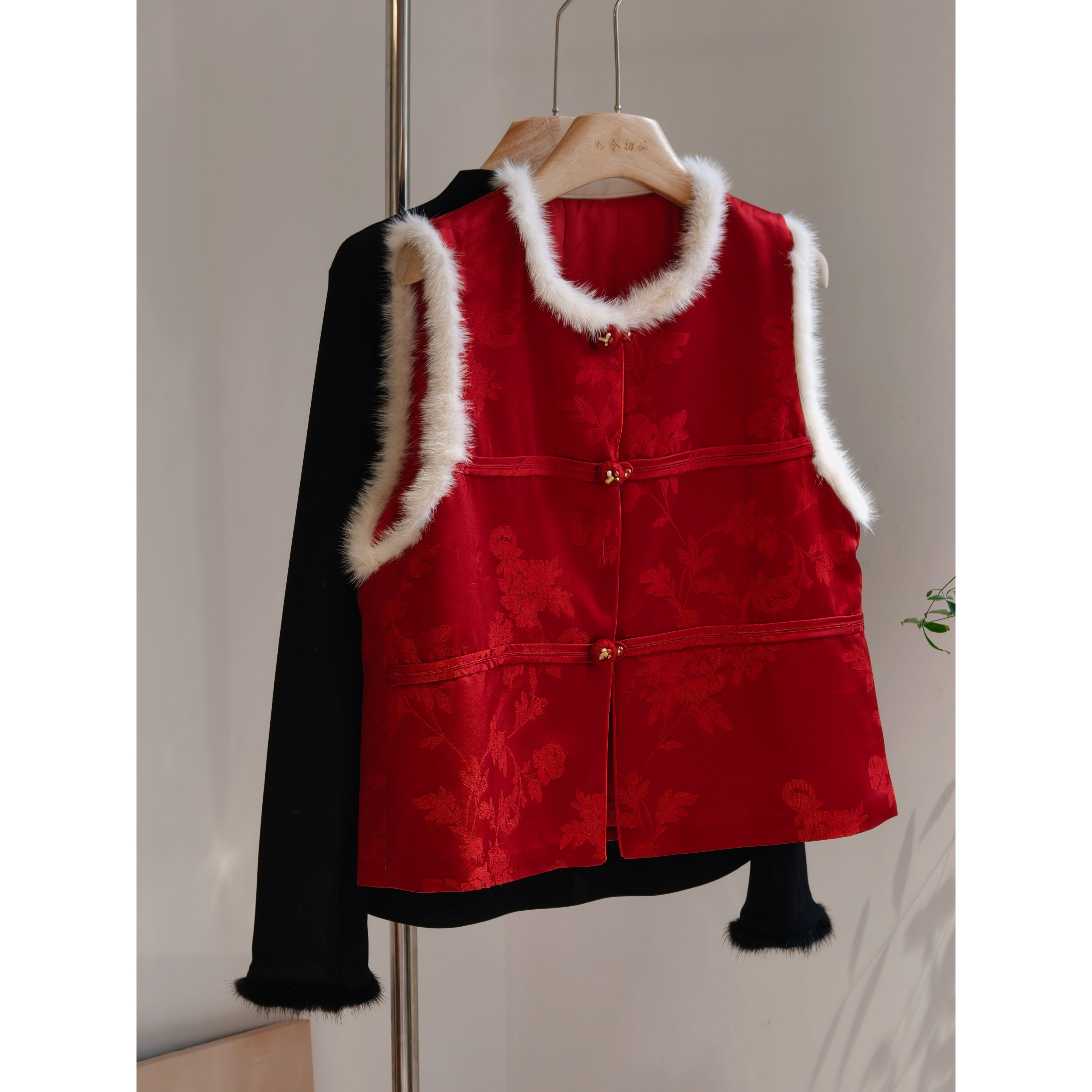 新年战袍红色新中式缎面提花马甲女高级感水貂毛高端背心国风年轻