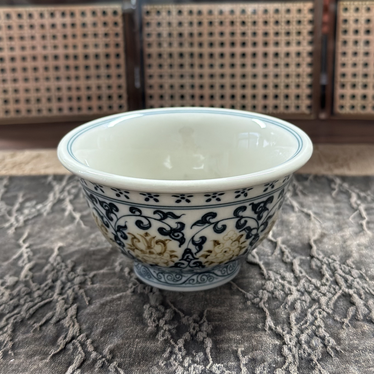 【立勤堂】手工手绘釉里金青花缠枝莲狮心压手杯主人杯