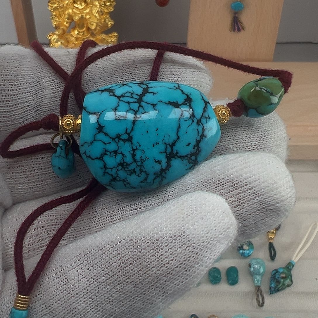 绿松石18K金镶嵌珠宝奇石藏式锁骨，25g