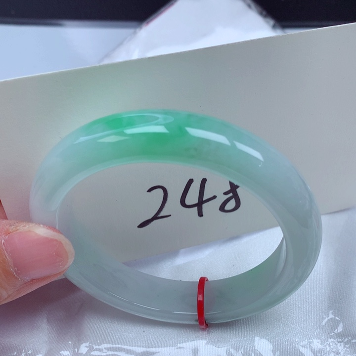 翡翠手镯未镶嵌翡翠