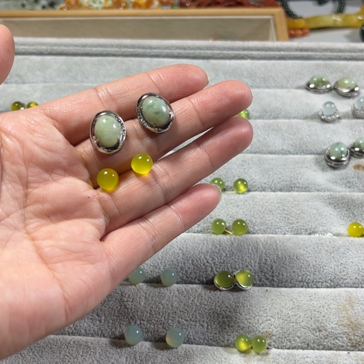 蛇纹石玉耳饰合金