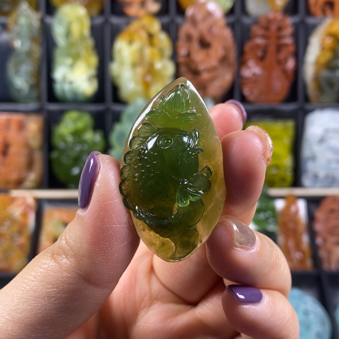 蛇纹石玉颈饰合金