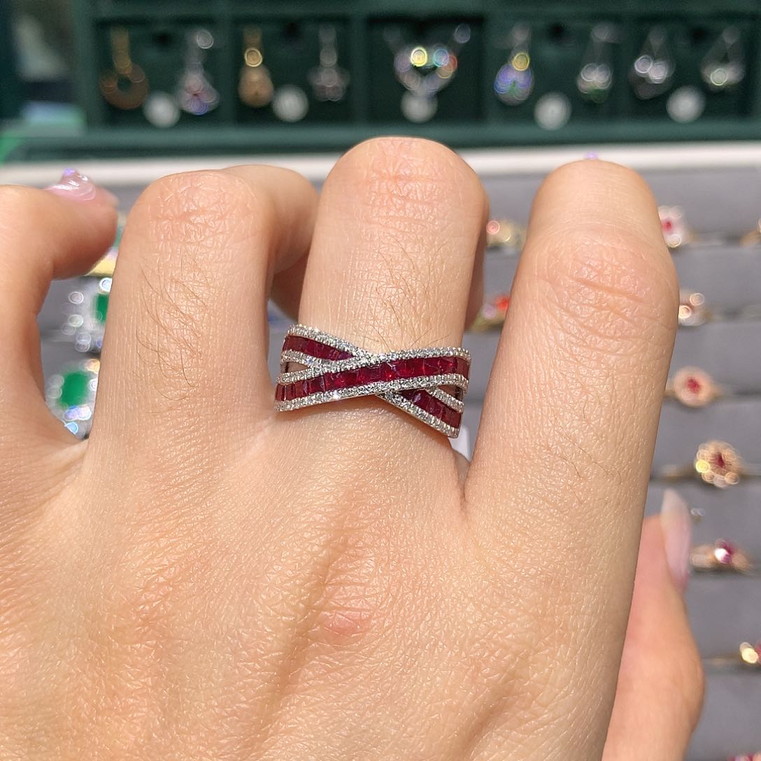 红宝石戒指18K金镶嵌