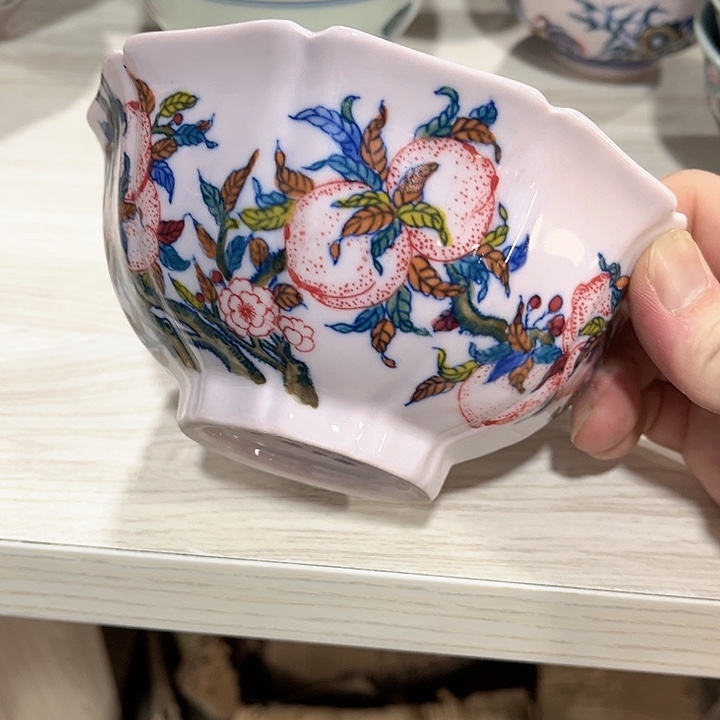 瓷片///////直径15厘米。红。